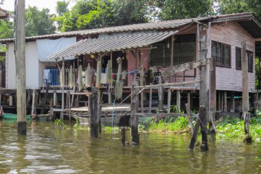 Bangkok, Tayland, 22 Kasım 2016. Şehir bölgesinin cadde-kanallarında dolaşın. Yerel halkın evleri..
