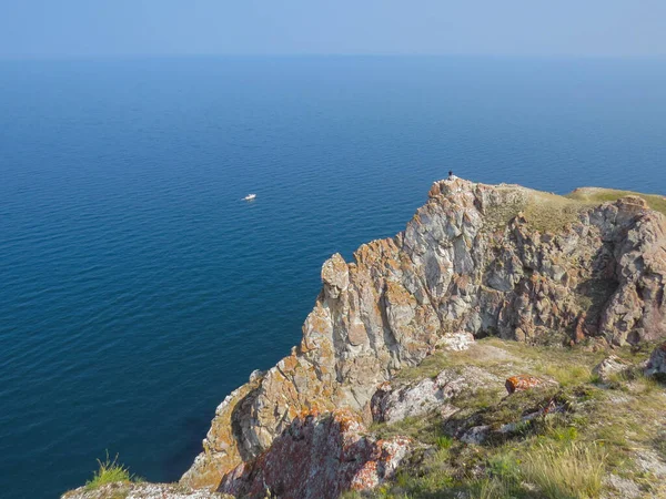 Tourist Top Cliff Olkhon Island View Lake Baikal Summer — Stock Photo, Image