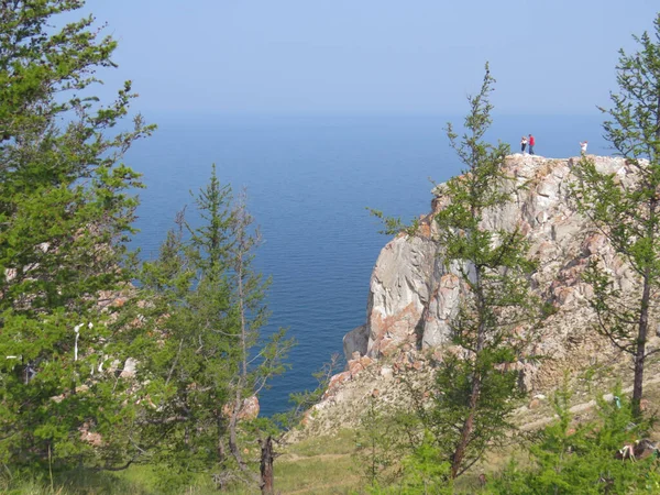 Pareja Cima Del Acantilado Isla Olkhon Vista Del Lago Baikal — Foto de Stock