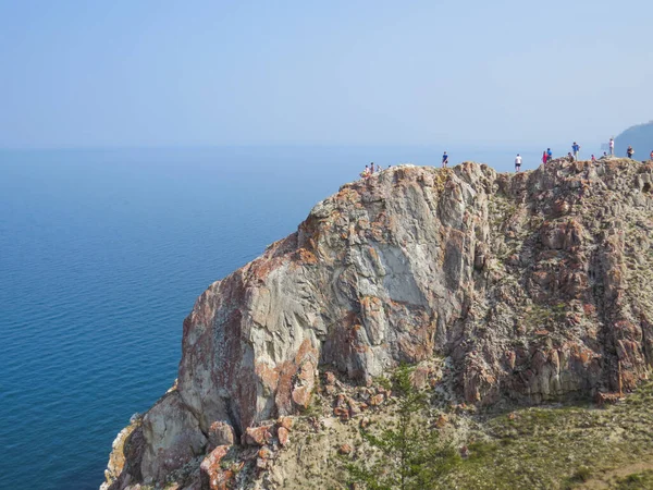 Туристы Вершине Скалы Острова Ольхон Вид Озеро Байкал Летом — стоковое фото
