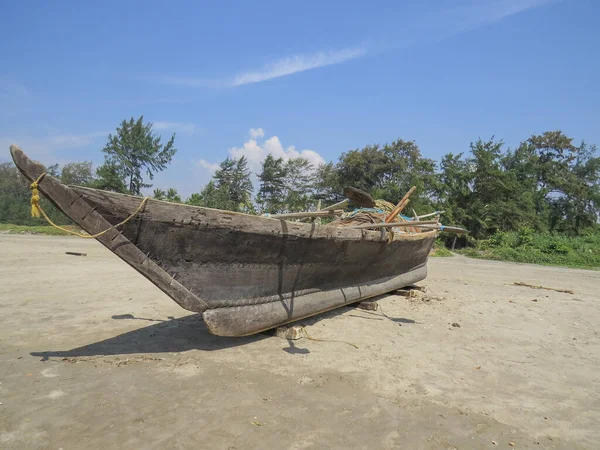 Старая Индийская Рыбацкая Лодка Оборудованием Сушки Морском Побережье — стоковое фото