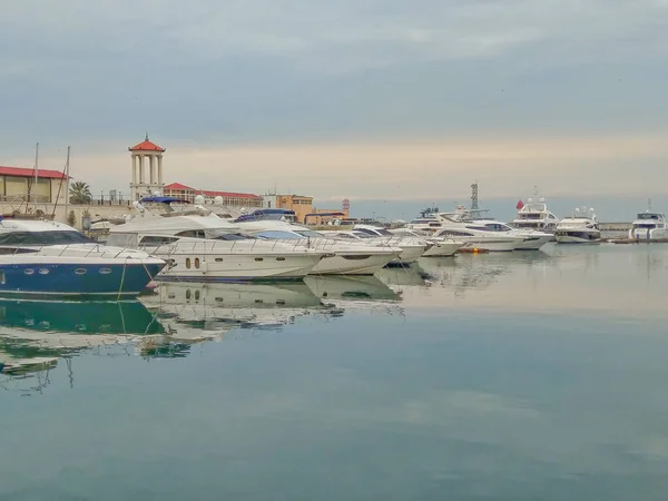 Sochi Russia Seaport Dia Nublado Vista Iate Costa — Fotografia de Stock