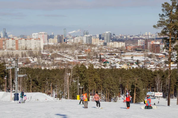 Yekaterinburg ロシア 2019年2月26日 スキー場の人々とYekaterinburgの街の景色 — ストック写真