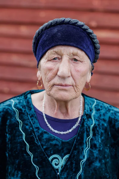 身着民族服装的村中老年妇女的特写 — 图库照片