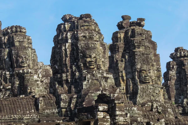 Angkor Wat, Kamboçya 'daki dini tapınak kompleksinin kalıntıları. Taşa oyulmuş yüzler.