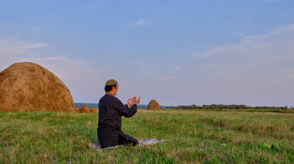 Muslim Senior Man Wearing Skullcap Traditional Clothes Prays Hayfield — Stock Photo, Image