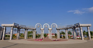 Ishim, Rusya - 9 Ağustos 2020: Kültür ve Eğlence Şehir Parkının Kapısı - Festival Parkı.