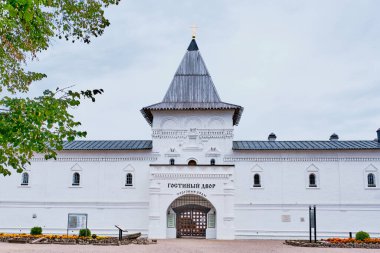 Tobolsk Kremlin, Rusya 'nın Sibirya kentinde bulunan bir kremlin türüdür. 1587 'de kurulmuş. Duvar ve kule. Kapının üstündeki Rusça yazıt - alışveriş salonu