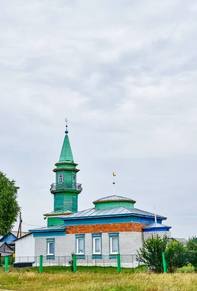 俄罗斯蒂门 2020年8月16日 西伯利亚Sabanaki村 当地清真寺在恶劣的一天用白色砖头和木制绿色尖塔建成 — 图库照片