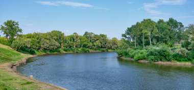 Yaz manzarası. Ishim Nehri, Rusya 'nın Sibirya kenti Ishim' de akar.