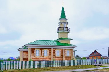 Tyumen, Rusya - 17 Ağustos 2020: Sibirya köyü Sabanaki 'deki yerel ahşap cami.