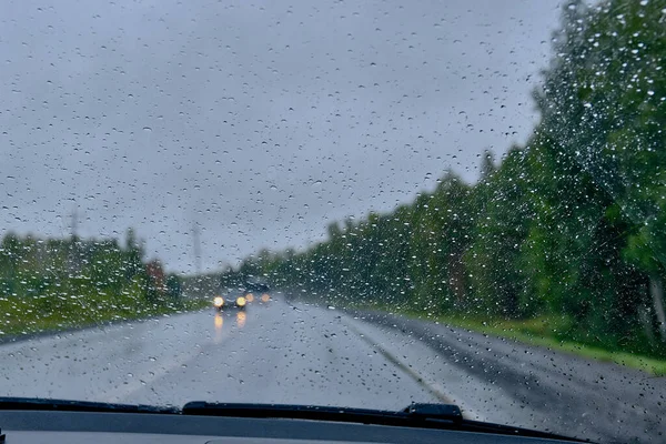 雨は田舎の雨の日に車のガラスに落ちる 雨の中運転 選択的焦点 — ストック写真