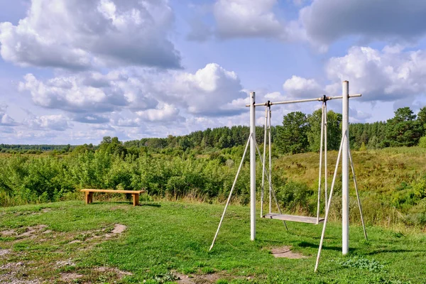 Sommar Landsbygd Gunga Och Orange Träbänk Står Kulle Över Bakgrunden — Stockfoto