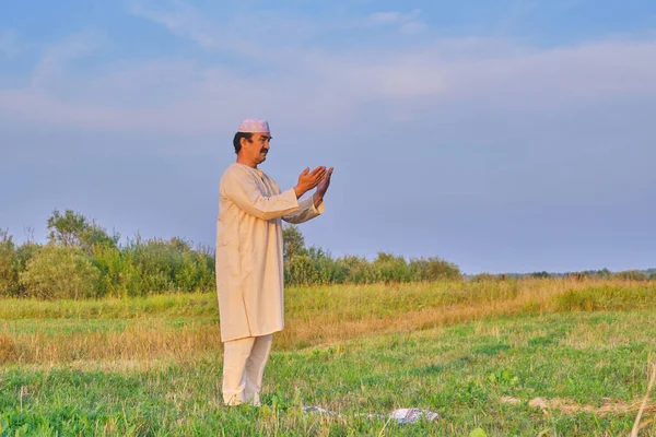 Muslim Senior Man Wearing Skullcap Traditional White Clothes Prays Agricultural — Stock Photo, Image