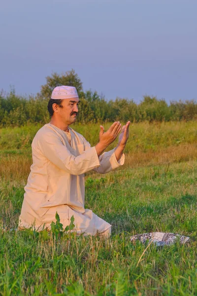 Muslim Senior Man Wearing Skullcap Traditional Clothes Prays Agricultural Field — Stock Photo, Image