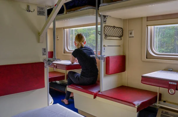Молодая женщина путешествует на поезде по России. — стоковое фото