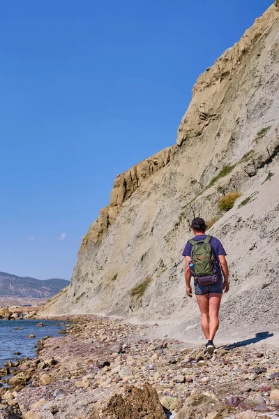 Turista Con Una Mochila Camina Largo Del Camino Costa Rocosa — Foto de Stock