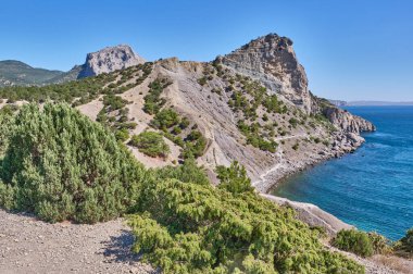 Blue Bay açıklarında Golitsyn patikası. Koba-Kaya dağının yamacında dağ yolu kesiliyor. Novy Svet, Kırım yakınlarındaki turizm rotası