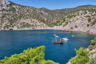 Karadeniz kıyısı. Blue Bay 'de, Golitsyn patikasındaki Tsarskiy plajında..