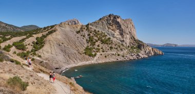 Sudak, Ukrayna - 14 Eylül 2020: dağ manzarası. İnsanlar Golitsyn Patikası boyunca yürüyor. Botanik rezervi Yeni Dünya. Pankart