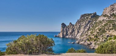 Deniz Burnu. Açık Mavi Körfez manzarası. Ulusal Botanik rezervi Yeni Dünya. 