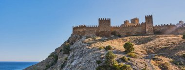 Suda 'daki bir ortaçağ Ceneviz kalesinin duvarları ve kuleleri. Pankart