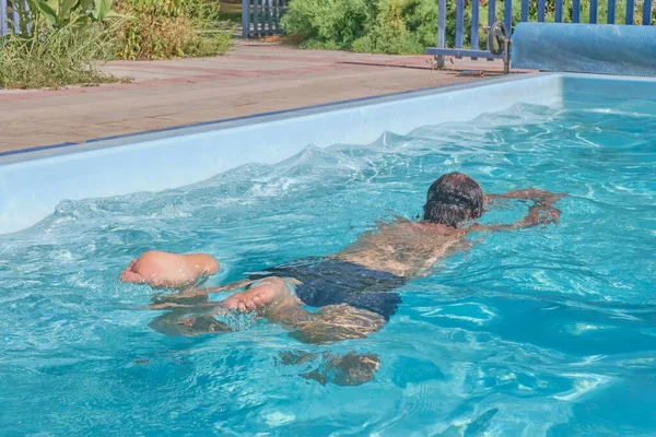 Homem Meia Idade Nada Uma Piscina Pátio Uma Casa Desfoque — Fotografia de Stock