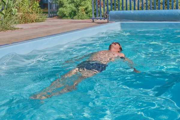 Hombre Mediana Edad Nada Una Piscina Patio Una Casa Desenfoque — Foto de Stock