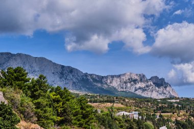 Güzel dağ manzarası. Ai-Petri 'nin manzarası, Kırım Dağlarında bir tepe.