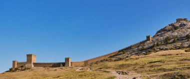 Sudak 'taki bir ortaçağ Ceneviz kalesinin duvarları ve kuleleri.