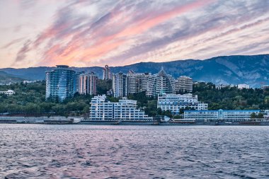 Gün batımında güzel bir şehir manzarası. İyi akşamlar Yalta tatil köyü. Deniz manzarası.