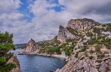 Kıyı deniz manzarası. Cat Dağı, Koshka, Yalta yakınlarındaki Karadeniz kıyısı, Simeiz kasabası.