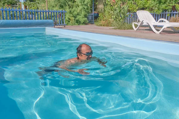 Asiático Mediana Edad Nada Una Piscina Patio Una Casa Desenfoque — Foto de Stock