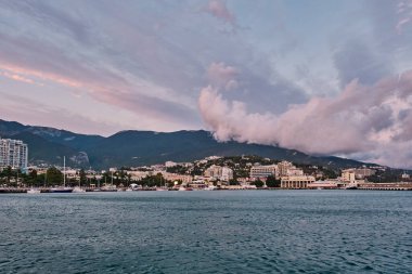 Gün batımında güzel bir şehir manzarası. İyi akşamlar Yalta tatil köyü. Deniz manzarası.