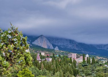 Güzel manzara. Simeiz ve dağlara bakan yeşil bir kasaba.