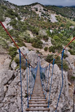 Rock Diva 'nın asma köprüsü. Yalta yakınlarındaki Karadeniz kıyısı, Simeiz kasabası. Kıyı deniz manzarası.