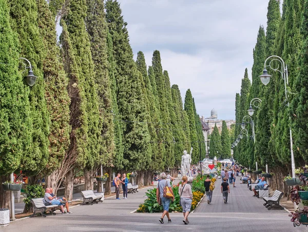 Yalta Ukraine Septembre 2020 Les Gens Marchent Long Allée Cyprès — Photo