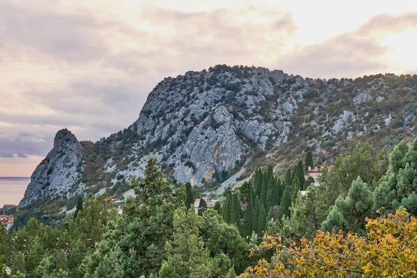 Kıyı dağı manzarası. Cat Dağı, Koshka, Yalta yakınlarındaki Karadeniz kıyısı, Simeiz kasabası.