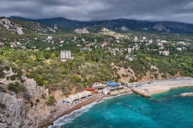 Yalta yakınlarındaki Karadeniz kıyısında. Simeiz kaplıca kasabasının panoraması.