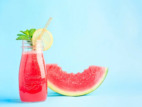 Ein Smoothie aus Wassermelone mit Minze und einer Scheibe — Stockfoto