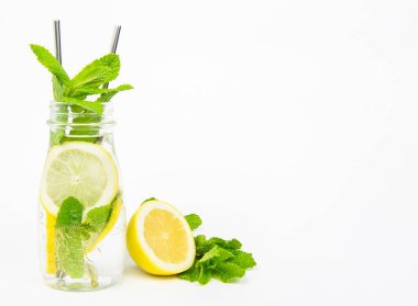 Metal pipetli cam bir kavanozda limonata. Sağlıklı yaşam tarzı kavramı ve çevre dostu kavram.