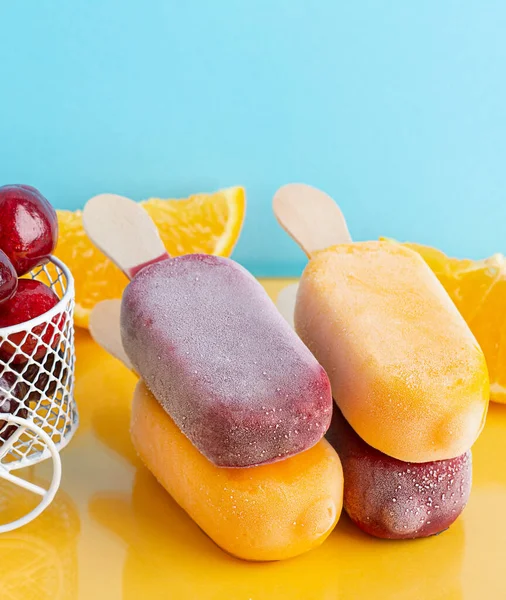 Un helado de frutas y una pequeña canasta con cereza, rebanada de naranja. Hora de verano — Foto de Stock