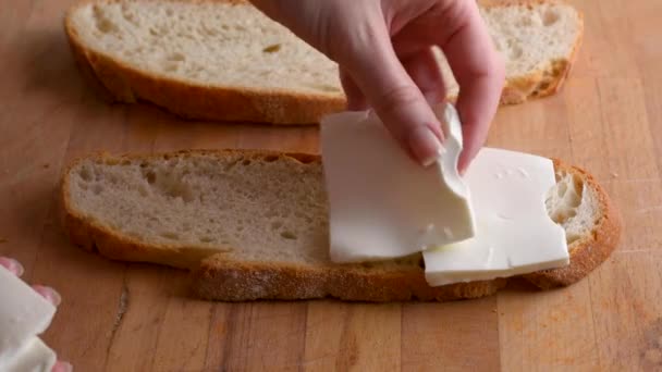 Sirve un brindis de pan casero con queso fresco. Comida vegetariana y vegana saludable — Vídeo de stock