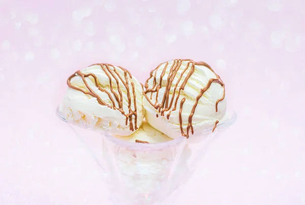 Bolas de helado con chocolate sobre fondo rosa con bokeh. Hora de verano — Foto de Stock