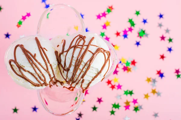 Bolas de helado con chocolate sobre fondo rosa con estrellas. Hora de verano. Fondo de celebración — Foto de Stock