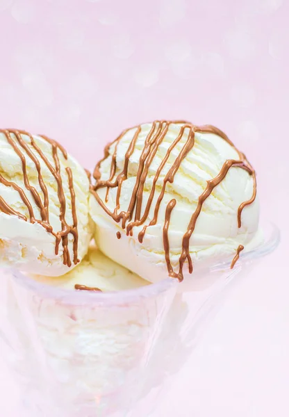 Bolas Helado Con Chocolate Sobre Fondo Rosa Con Bokeh Mejor — Foto de Stock