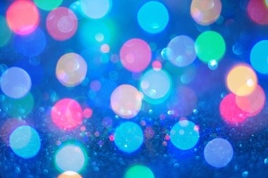 Mavi arka planda odaklanmış çok renkli bokeh, Noel ve Yeni Yıl arkaplanı. 
