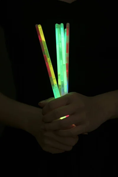 Glow Sticks Handen — Stockfoto