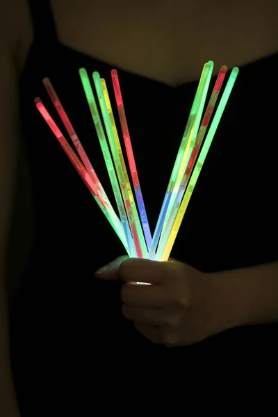 Glow Sticks Händer — Stockfoto