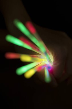 Elinde sopa kızdırma